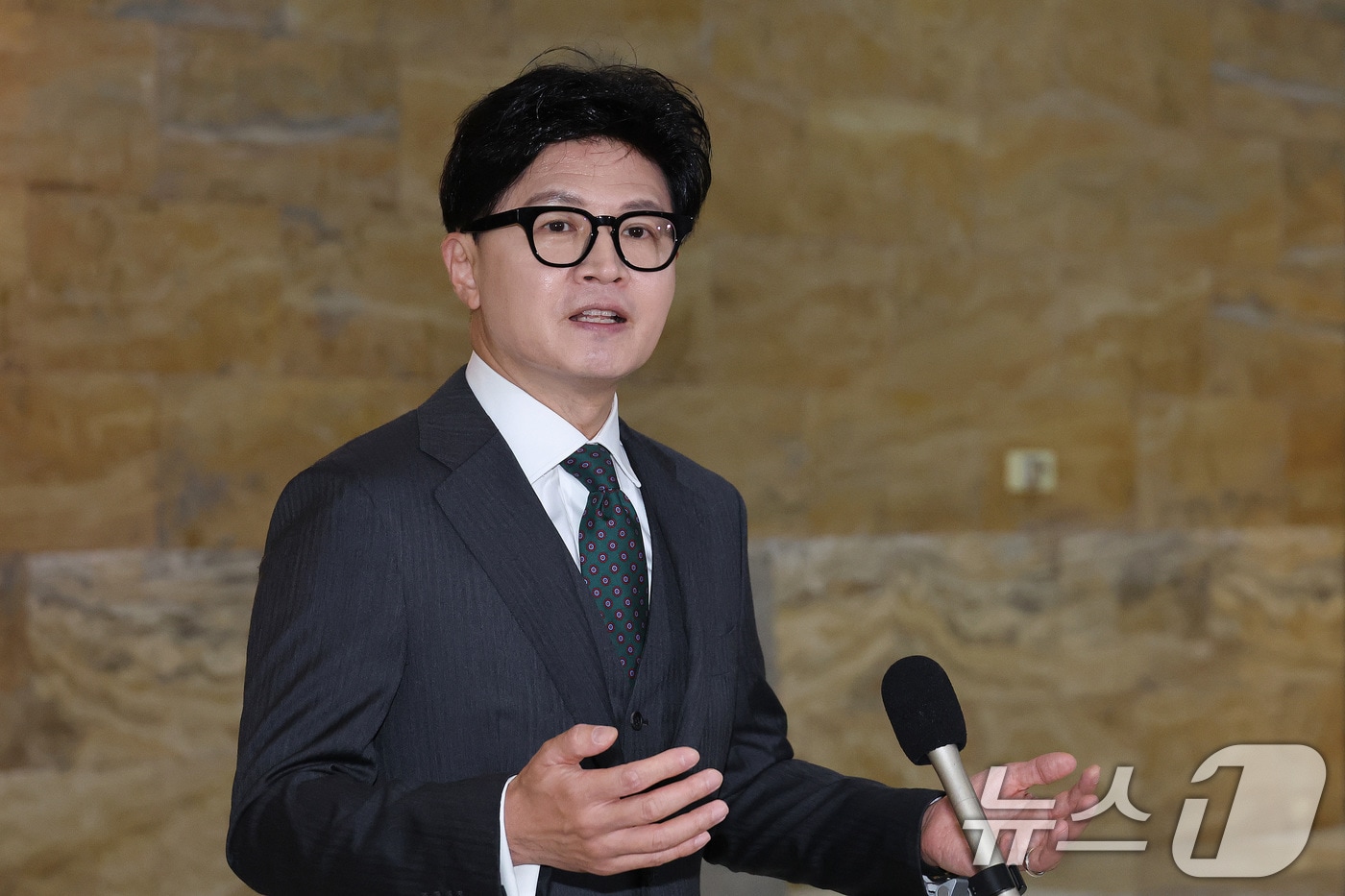 Rep. Kim Min-seok and Representative Han Dong-hoon: Political Conflict Intensifies