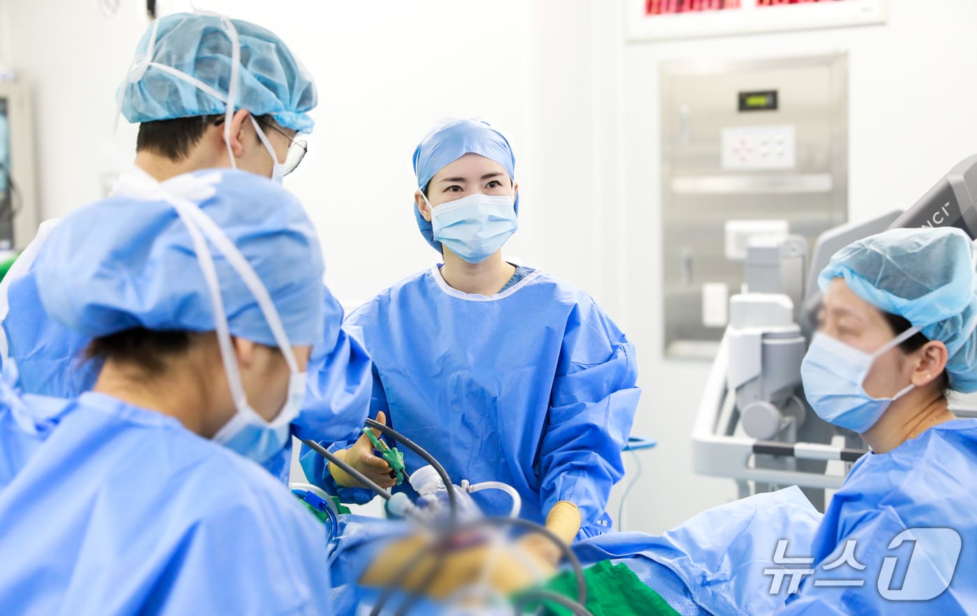 수술을 집도하는 김유진 충남대학교병원 산부인과 교수(가운데·충남대병원 제공) /뉴스1