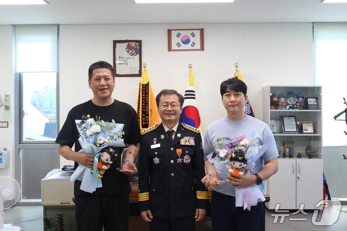 현진철씨(왼쪽)와 윤지상씨가 고정배 서귀포소방서장과 기념촬영하고 있다(서귀포소방 제공. 재판매 및 DB금지)/뉴스1