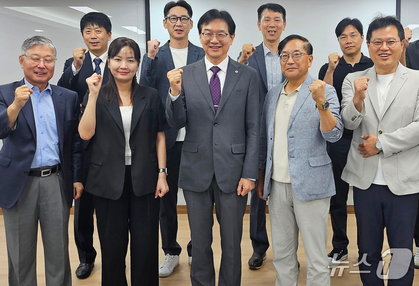 윤재웅 대구대 총장(앞줄 가운데)이 삼성전자 평택캠퍼스 협력사 관계자들과 간담회 후 기념촬영을 하고 있다. (대구대 제공. 재판매 및 DB금지)