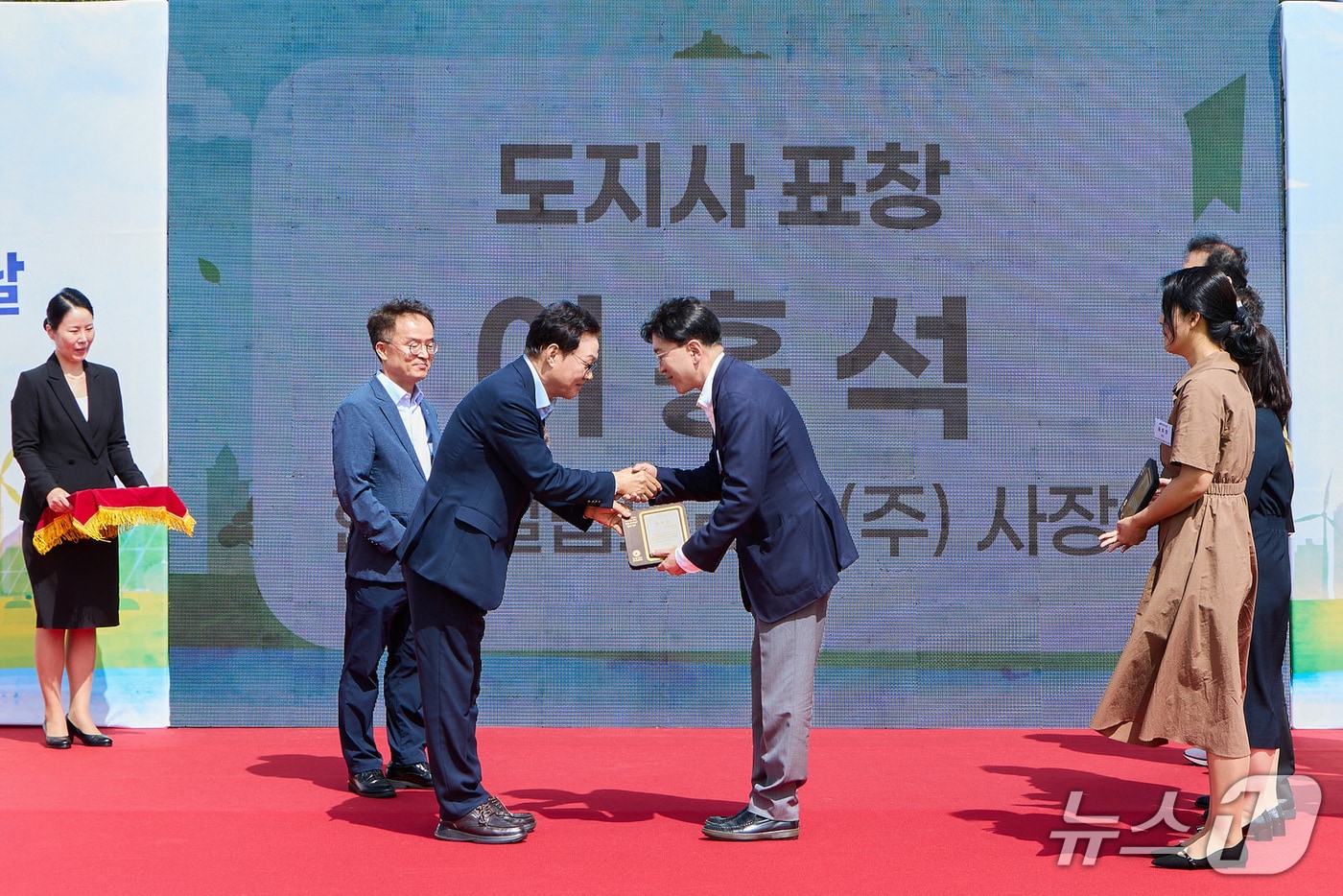 4일 양산 황산공원에서 열린 '2026년 환경의 날 및 자원순환의 날 통합 기념행사'에서 김주한 한국필립모리스 부사장(오른쪽)이 박완수 경남도지사로부터 표창을 받고 있다(한국필립모리스 제공). 2026.9.11/뉴스1
