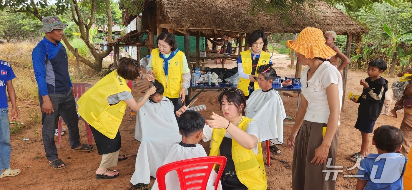 영동군자원봉사센터 회원들이 캄보디아 현지에서 이·미용 봉사 활동을 하고 있다.(영동군 제공. 재판매 및 DB금지)