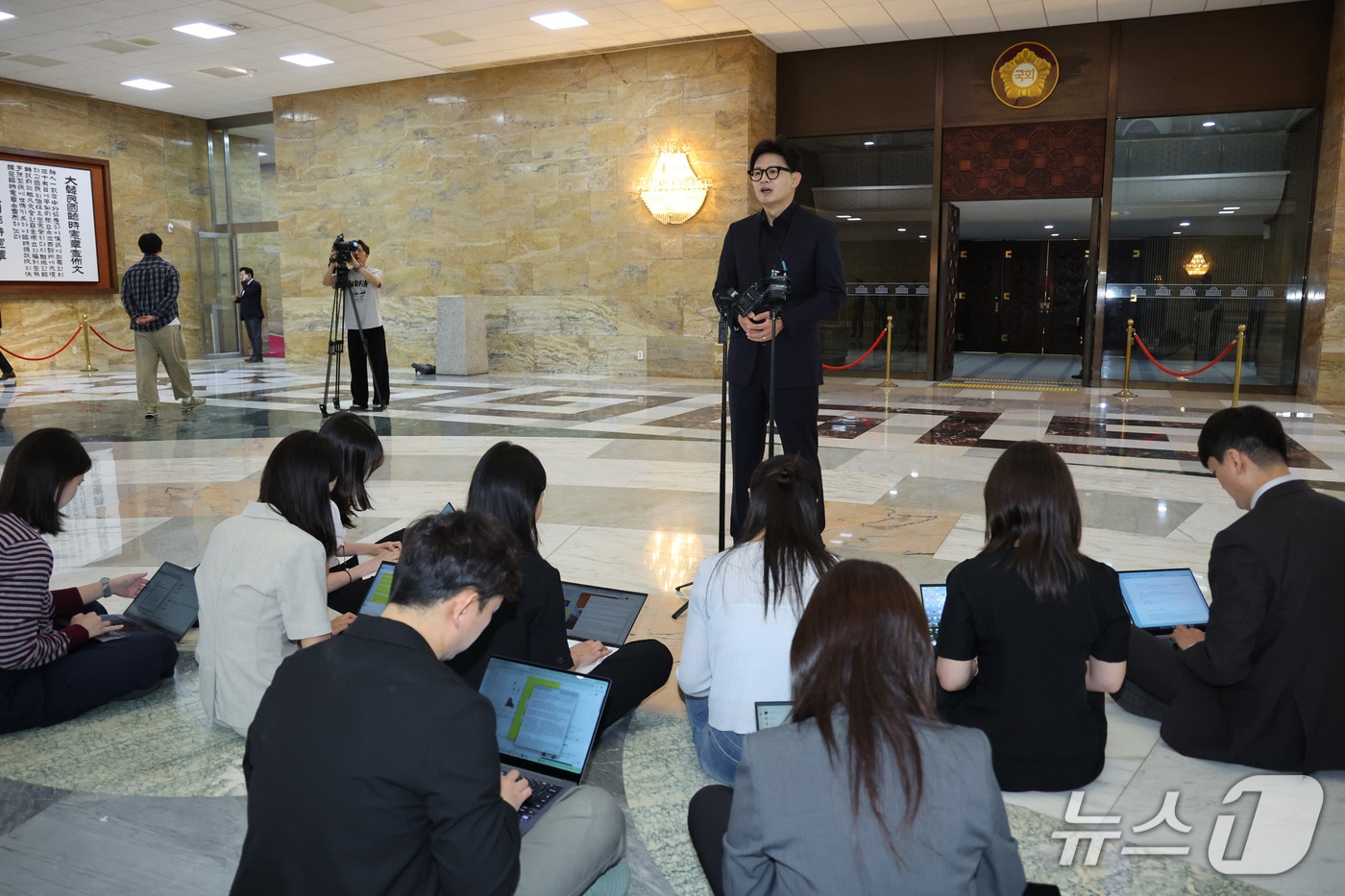 Rep. Han Dong-hoon Vows Strong Response to Prime Minister's Office Staff 'Surveillance Controversy'