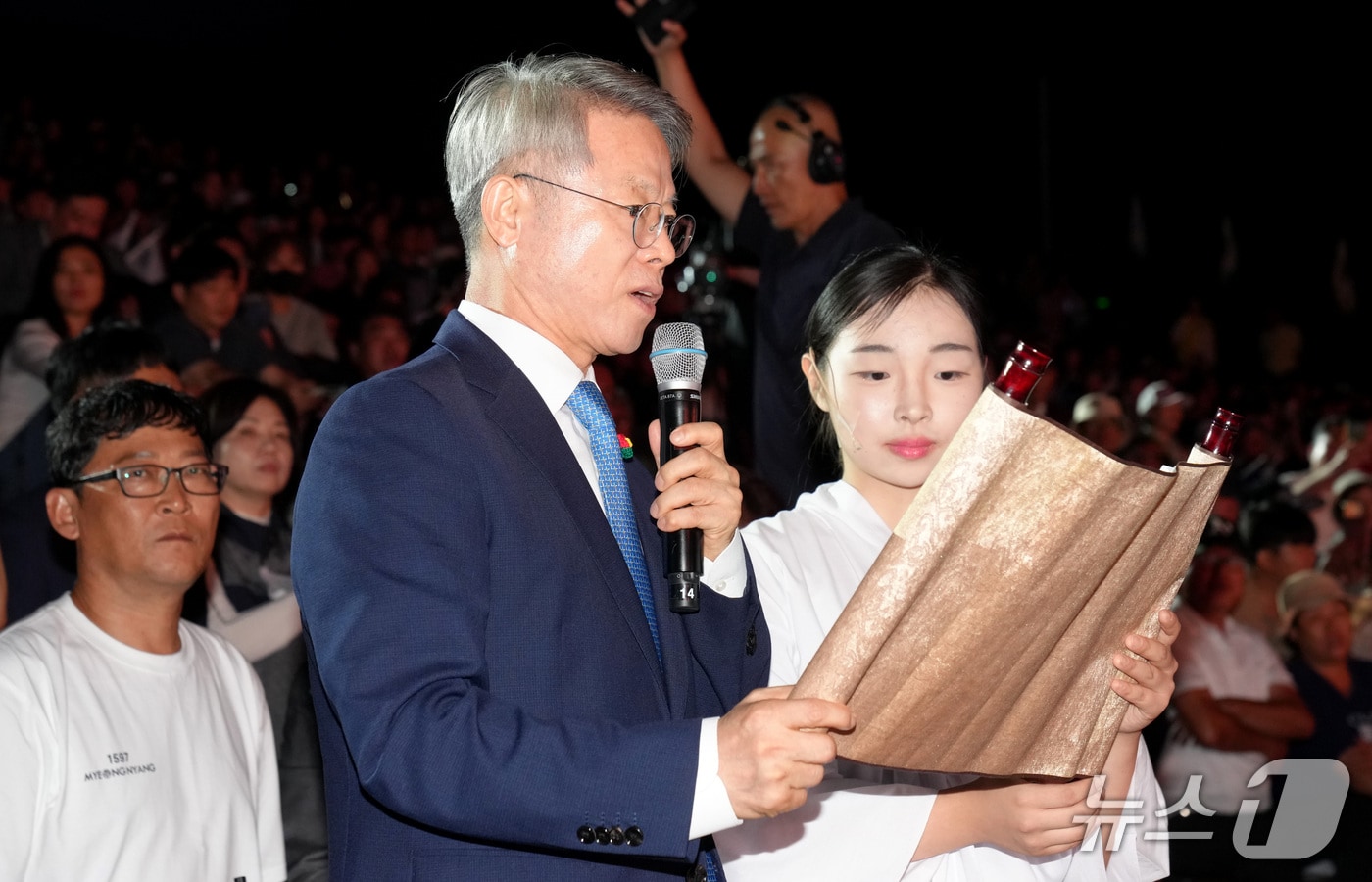 민형배 전남광주통합특별시장이 11일 진도 녹진관광지에서 열린 ‘2026 명량대첩축제 개막식’에 참석, 선무공신 교지를 낭독하고 있다. (전남광주통합특별시 제공. 재판매 및 DB금지) 2026.9.11 /뉴스1
