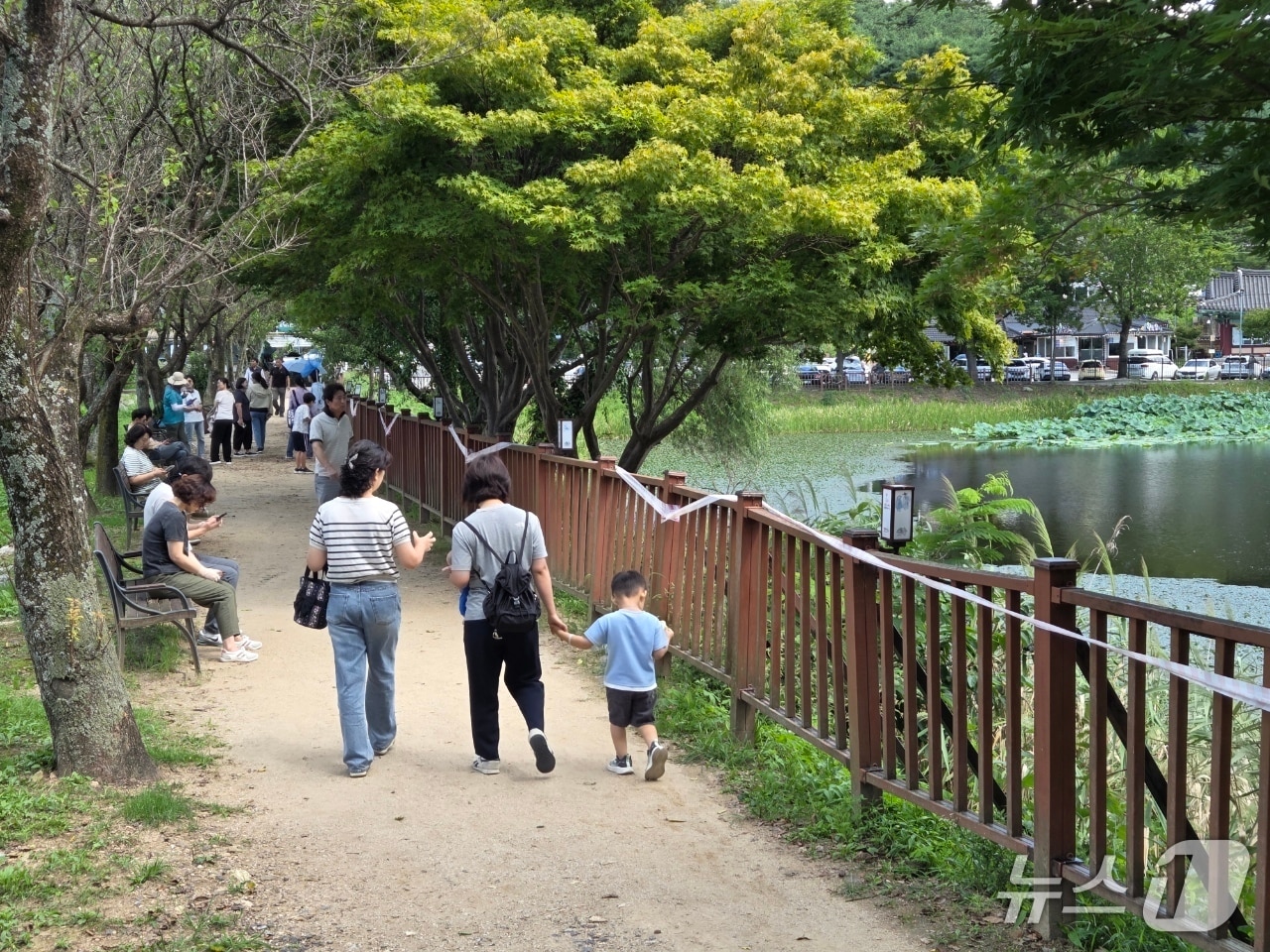 12일 오전 충북 청주시 상당구 산성동 상당산성을 찾은 가족 단위 나들이객들이 산책길을 거닐며 초가을 풍경을 만끽하고 있다.2026.9.12/뉴스1 장인수 기자