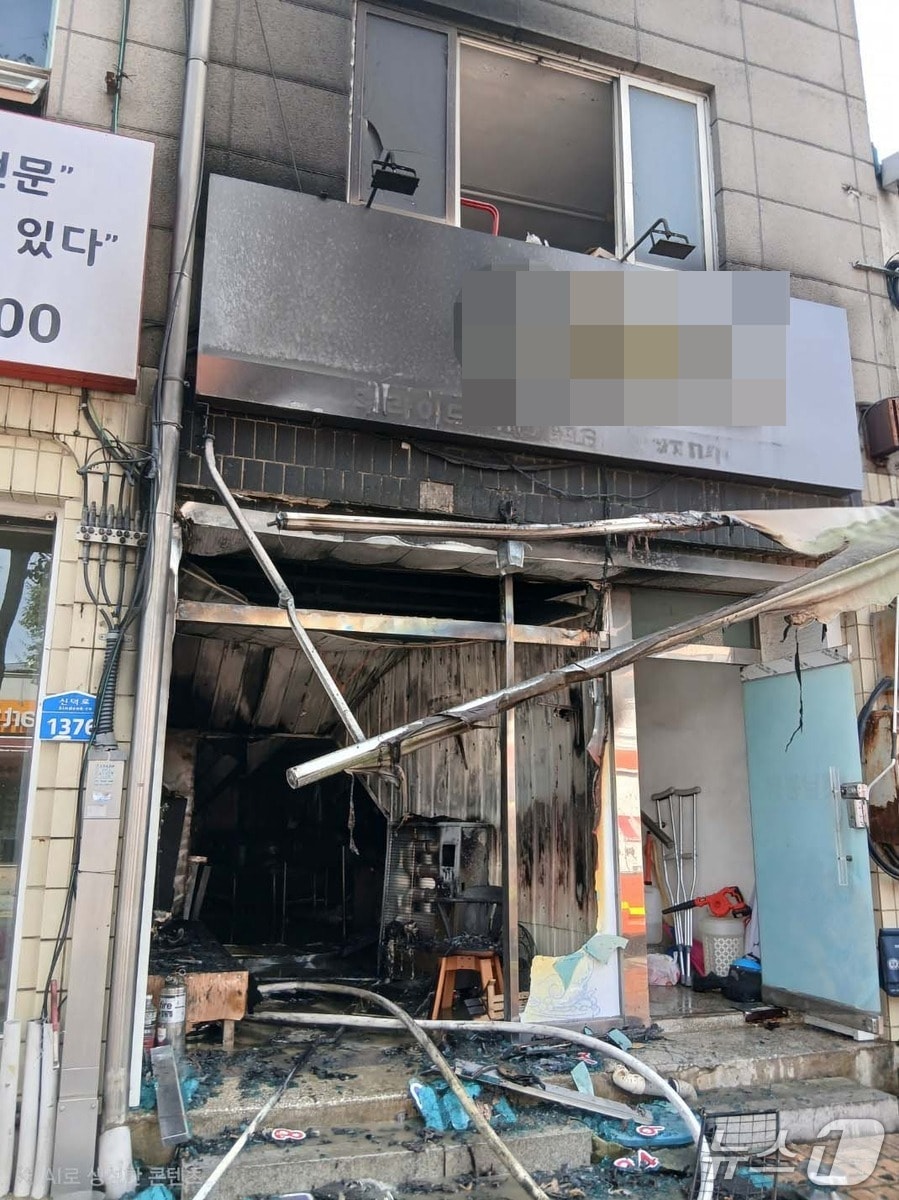 12일 낮 12시 56분쯤 충북 충주시 주덕읍 소재 지상 2층짜리 건물 1층 음식점에서 불이 나 40여 분만에 껐다.(충주소방서 제공. 재판매 및 DB금지)/뉴스1