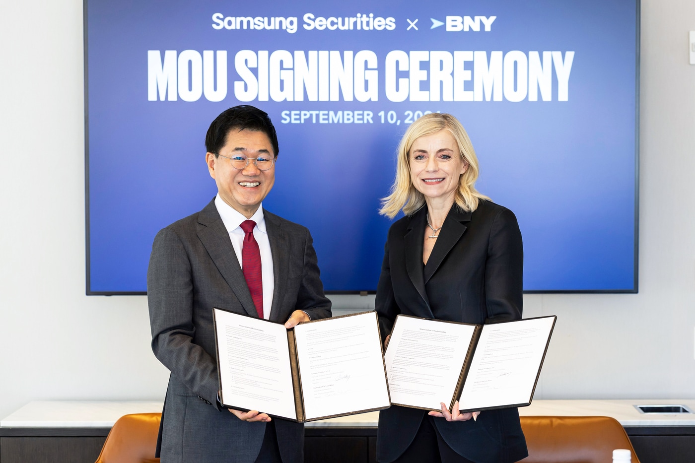 지난 10일(현지시간) 뉴욕의 BNY 본사에서 삼성증권 박종문 사장(왼쪽)과 BNY 카팅카 월스트롬 최고 고객 책임자가 포괄적 업무제휴를 진행했다(삼성증권 제공). ⓒ 뉴스1
