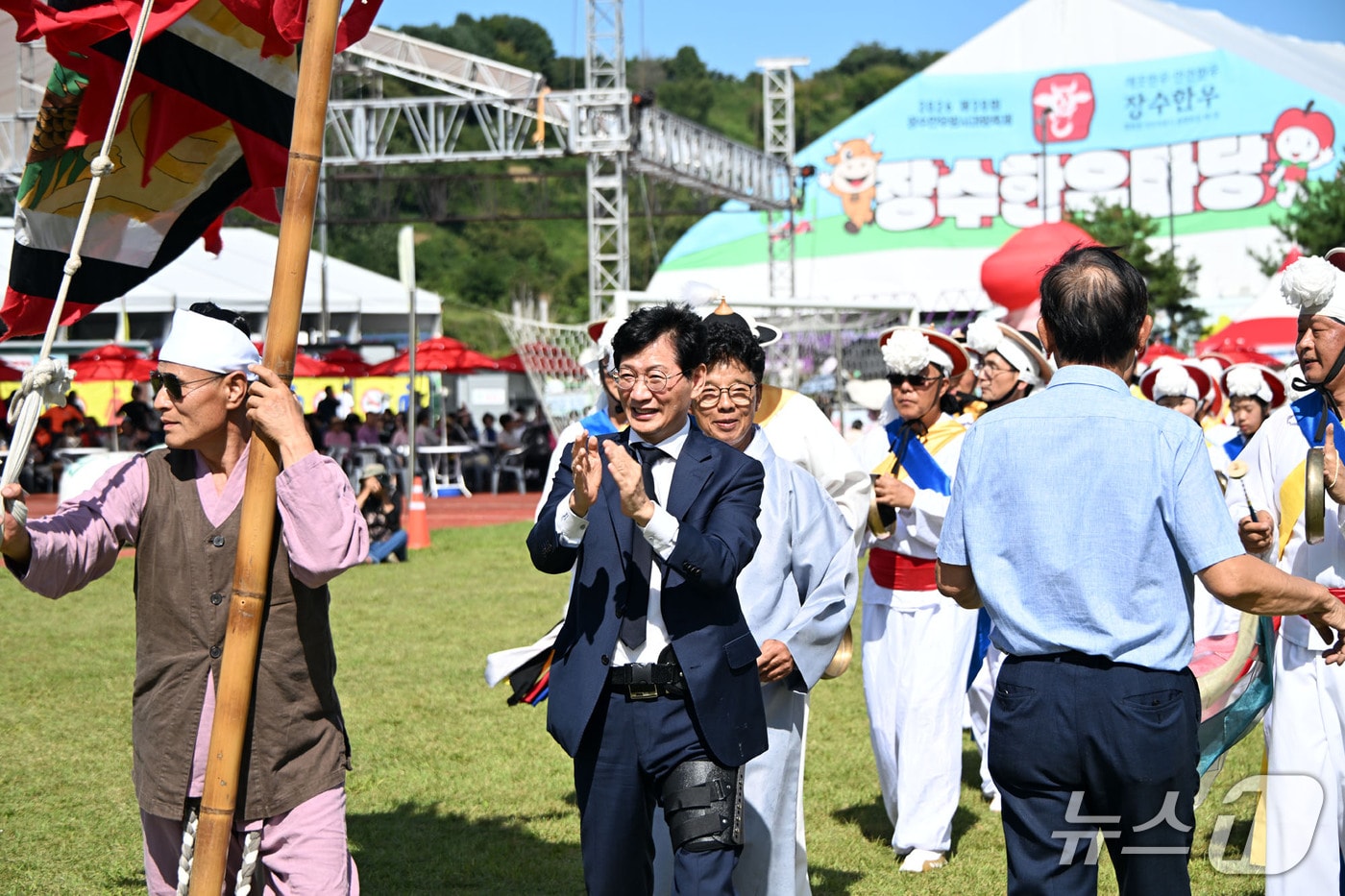 13일 최훈식 전북 장수군수가 '한우랑 사과랑 축제' 깃절놀이를 관람하며 박수를 치고 있다. 축제는 이날까지 의암공원 일원에서 열린다.(장수군 제공. 재판매 및 DB 금지)2026.9.13