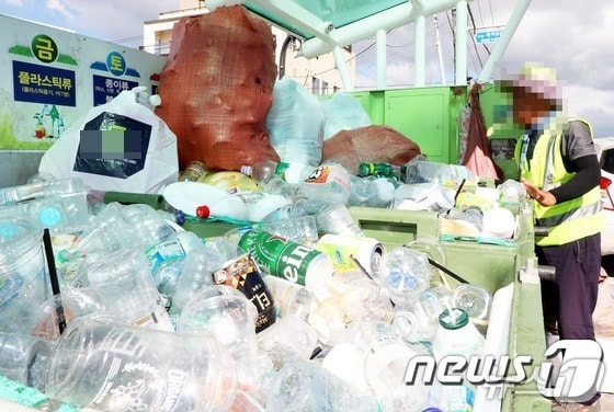 제주시 한 클린하우스에 재활용품에 쌓여있다. (자료사진)/뉴스1