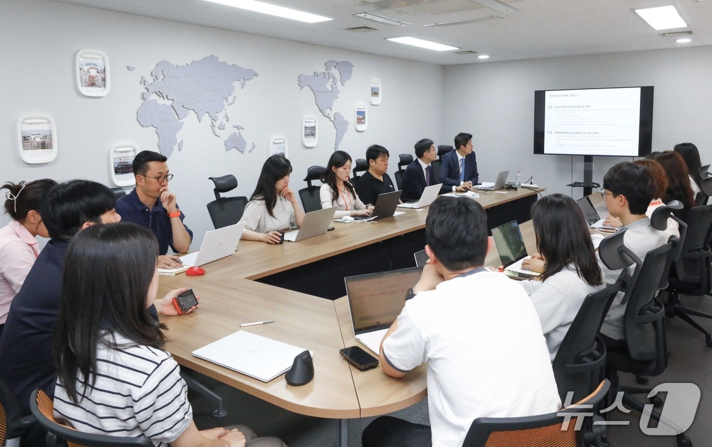 11일 서울 강서구 소재 제주항공 서울지사에서 개최된 '공정거래 리스크 예방 교육'에서 제주항공 자금·회계·법무 담당 임직원들이 법무법인 김앤장 소속 법률전문가의 설명을 듣고 있다(제주항공 제공). 2026.9.11.