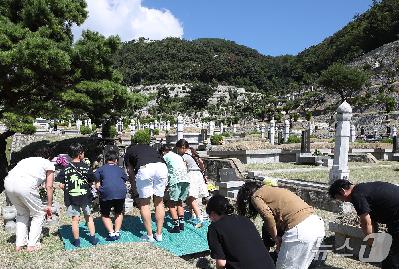 추석 연휴를 한주 앞둔 13일 경북 칠곡군 동명면 현대공원 묘원을 찾은 가족들이 성묘를 하고 있다. 2026.9.13 ⓒ 뉴스1 공정식 기자