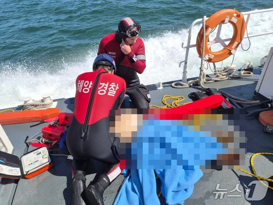 부산 이기대 앞바다에 빠진 70대 여성. (부산해경 제공. 재판매 및 DB 금지)