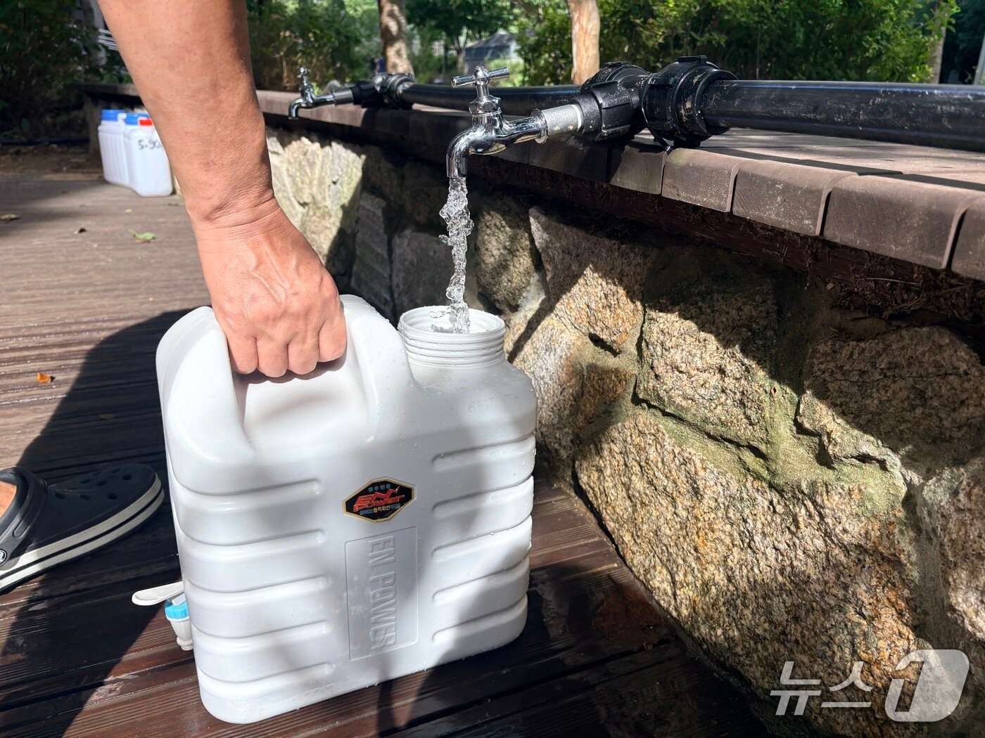 경남 거제시 일운면 한 아파트에서 주민이 물탱크 배관을 통해 물통에 물을 받고 있다. (사진은 기사 내용과 무관함) ⓒ2026.08.31/뉴스1 강미영기자