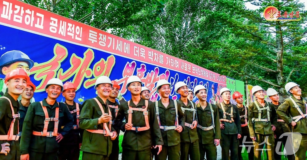 (평양 노동신문=뉴스1) = 북한 노동당 기관지 노동신문은 14일 "조선인민군 각급 부대의 군인건설자들이 올해 지방발전 정책 대상 건설에서 혁신과 위훈을 창조하고 있다"라며 20개 시·군에 들어서는 경공업공장과 보건시설, 종합문화봉사거점의 내·외부 공사가 일정대로 추진되고 있다고 보도했다. [국내에서만 사용가능. 재배포 금지. DB 금지. For Use Only in the Republic of Korea. Redistribution Prohibited] rodongphoto@news1.kr