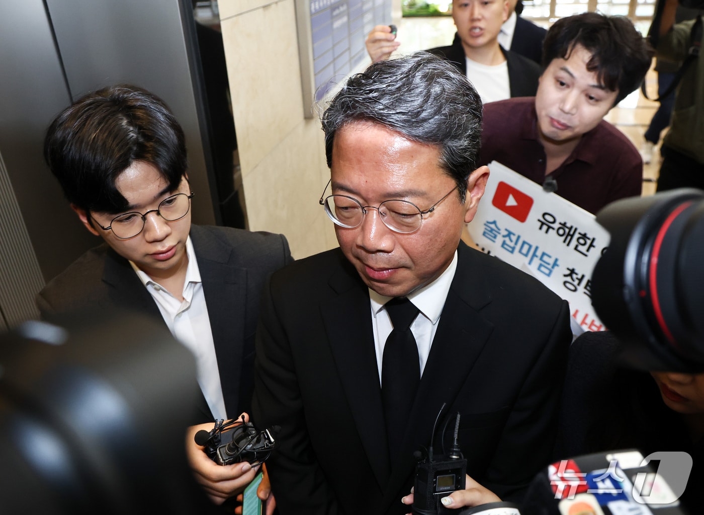 김승원 법무부 장관 후보가 14일 오전 서울 종로구 적선현대빌딩에 마련된 인사청문회 준비 사무실로 출근하고 있다. 2026.9.14 ⓒ 뉴스1 최지환 기자