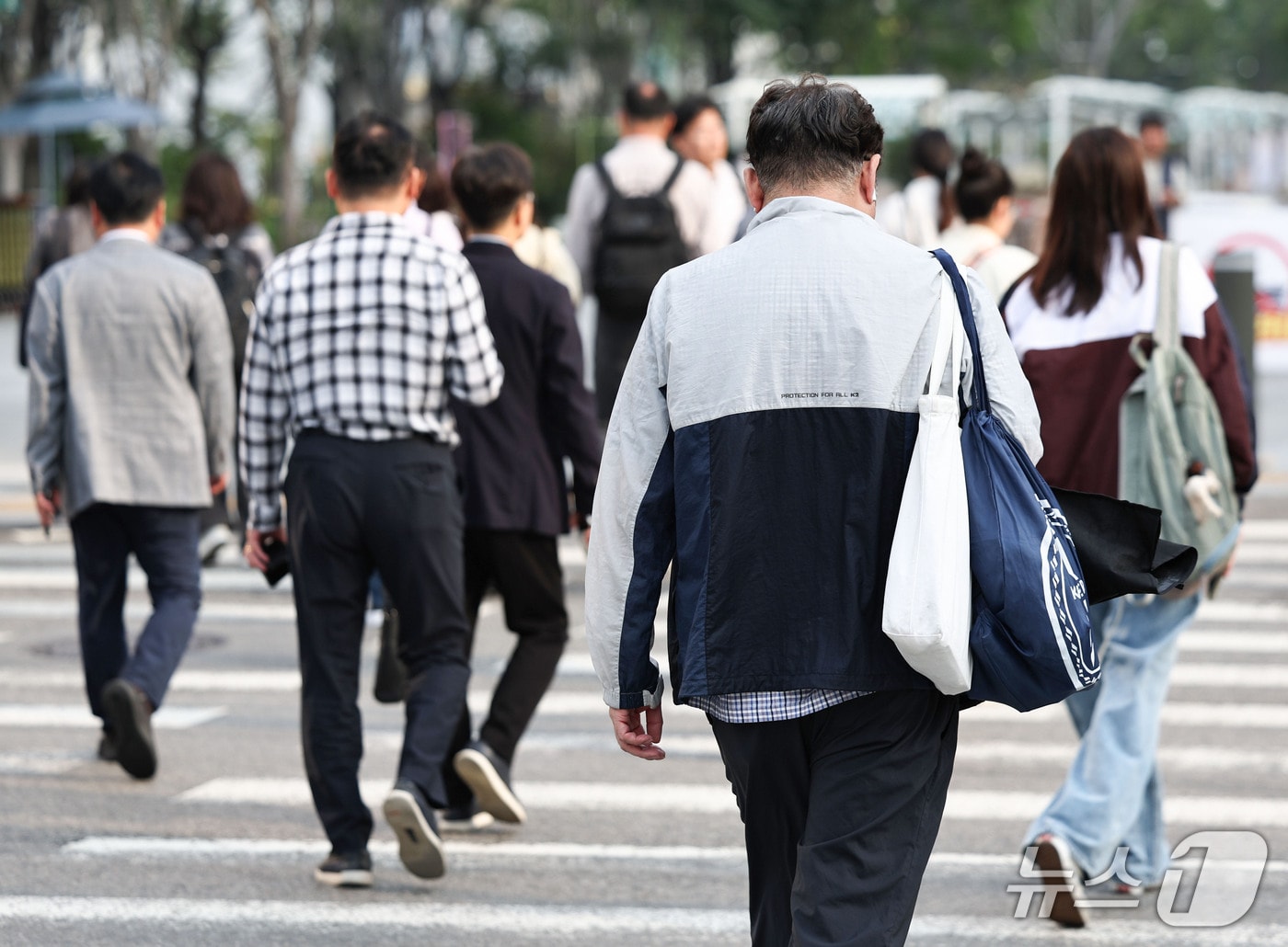아침 기온이 14도까지 떨어지고 낮 최고기온은 31도까지 오르는 등 큰 일교차를 보인 14일 오전 서울 종로구 광화문광장 일대에서 시민들이 긴팔 옷을 입고 발걸음을 옮기고 있다. 2026.9.14 ⓒ 뉴스1 이종수 기자