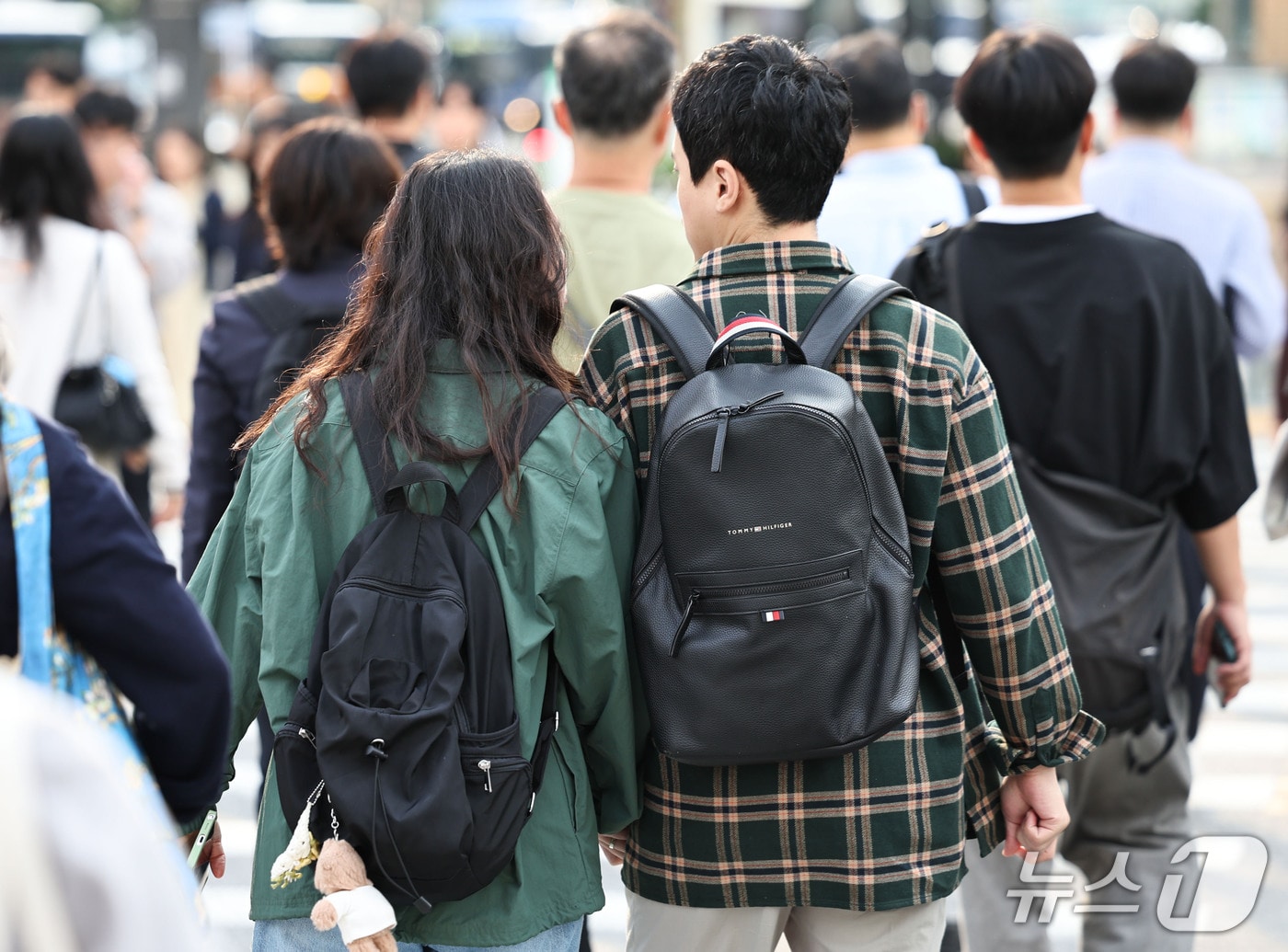 서울 종로구 광화문광장 일대에서 시민들이 긴팔 옷을 입고 발걸음을 옮기고 있다. 2026.9.14 ⓒ 뉴스1 이종수 기자