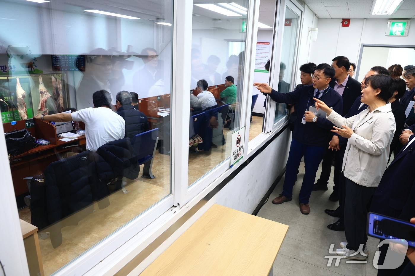 송미령 농림축산식품부 장관(오른쪽)이 추석 명절을 앞둔 14일 오전 충북 음성군에 위치한 농협 축산물공판장을 방문해 소·돼지 등 축산물 수급 상황을 점검했다. (농식품부 제공) /2026.9.14/
