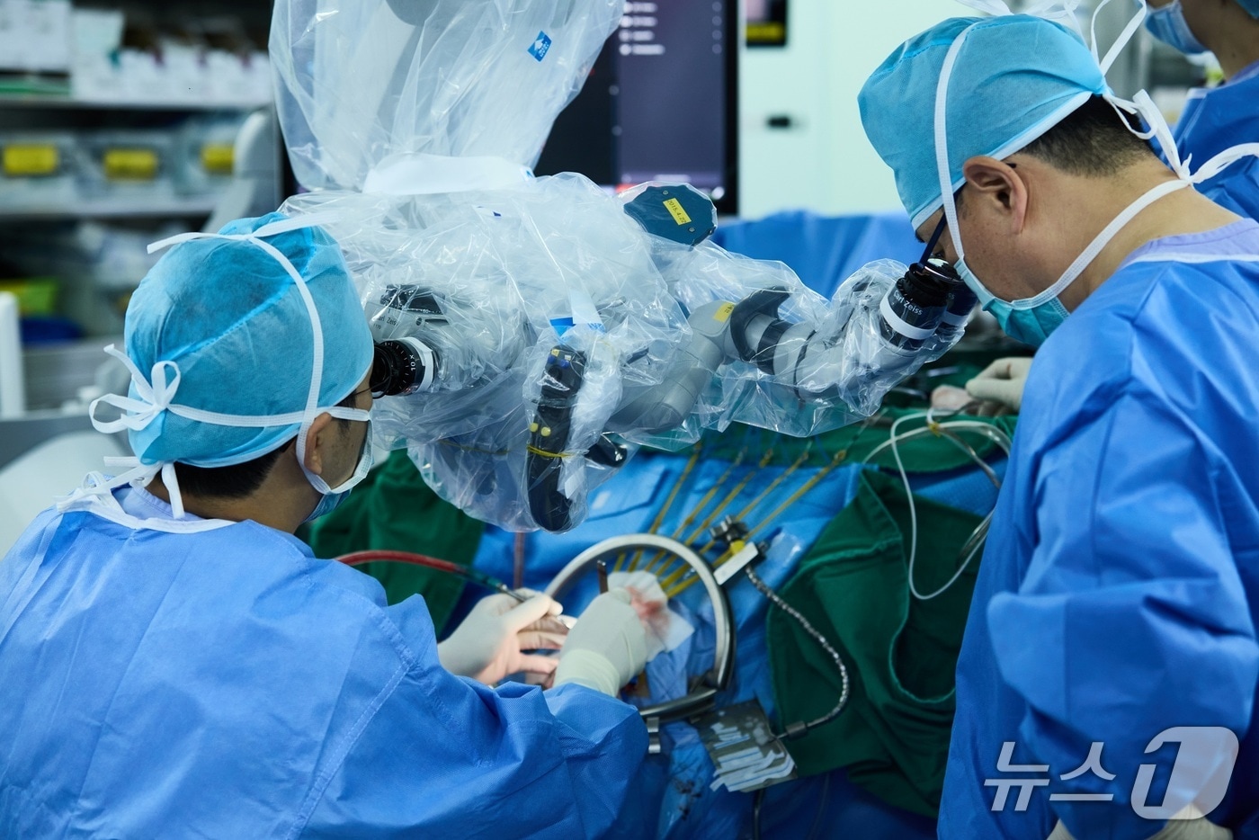 울산대학교병원 뇌동맥류 수술 모습.(울산대학교병원 제공. 재판매 및 DB 금지)/뉴스1