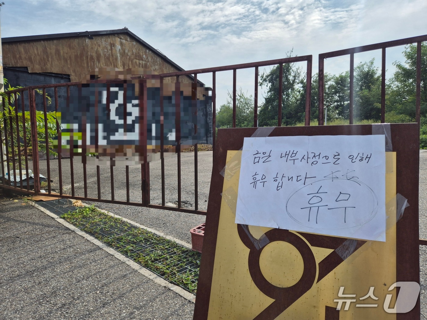 14일 경기 파주시 문산읍 소재 한 카페. 30대 업주 A 씨는 지난 3일 이 카페 냉동 창고에 60대 여성을 가둬 살해한 혐의를 받는다. ⓒ 뉴스1 양희문 기자