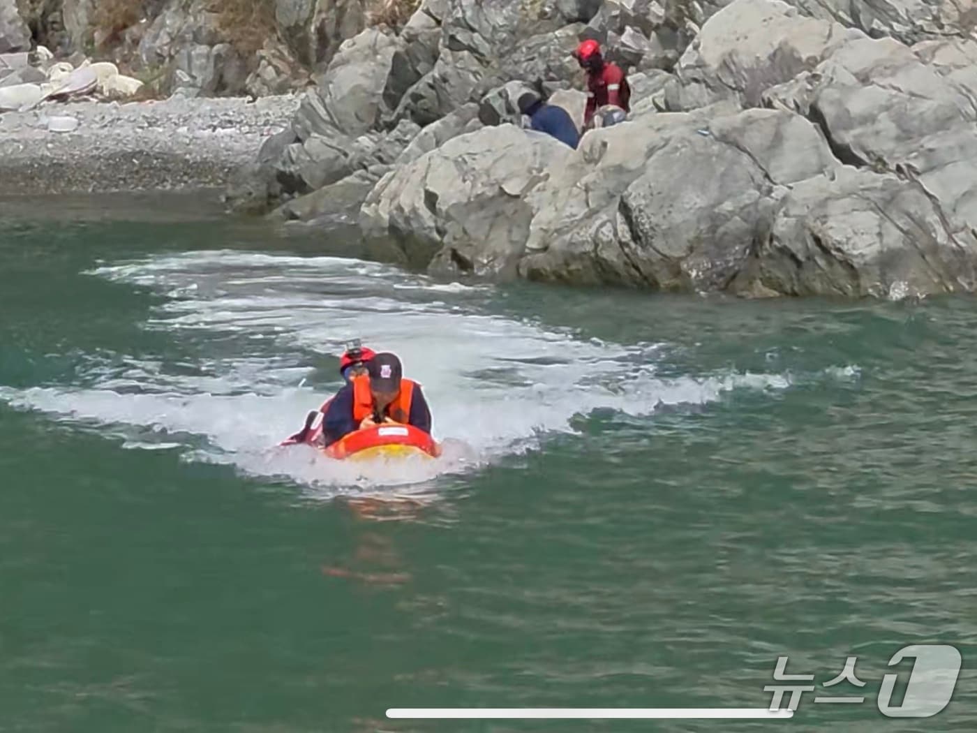 13일 오전 10시 47분쯤 전남광주 여수시 돌산읍 외치도 인근 갯바위에 낚시객 2명이 고립돼 여수해경이 구조작업을 벌이고 있다. (여수해경 제공. 재판매 및 DB금지) 