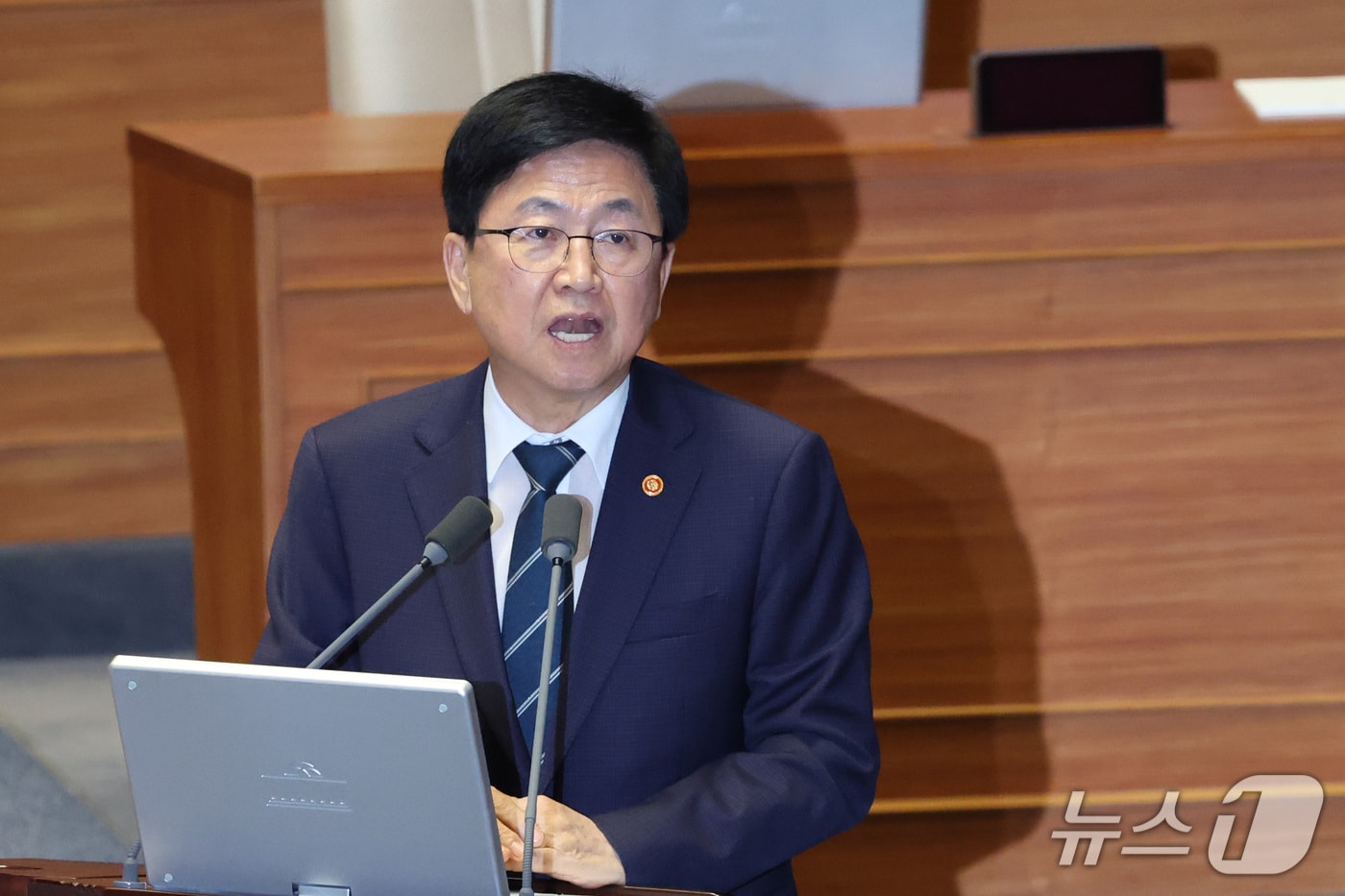 최교진 교육부 장관이 14일 서울 여의도 국회에서 열린 제439회국회(정기회) 8차 본회의 대정부질문에서 교육·사회·문화에 관한 질문에 답변하고 있다. 2026.9.14 ⓒ 뉴스1 신웅수 기자