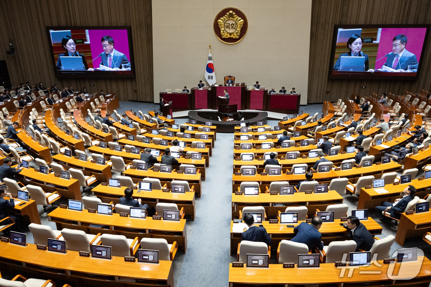 한성숙 국무총리가 14일 서울 여의도 국회에서 열린 제439회 국회(정기회) 제8차 본회의에서 서범수 국민의힘 의원의 교육·사회·문화에 관한 대정부질문에 답하고 있다. 2026.9.14 ⓒ 뉴스1 유승관 기자