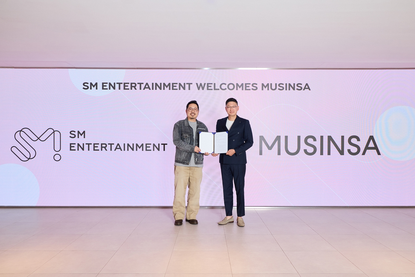 최재영 무신사 CCO(최고 커머스 책임자, 왼쪽)와 탁영준 SM엔터테인먼트 공동대표 (SM엔터테인먼트 제공)