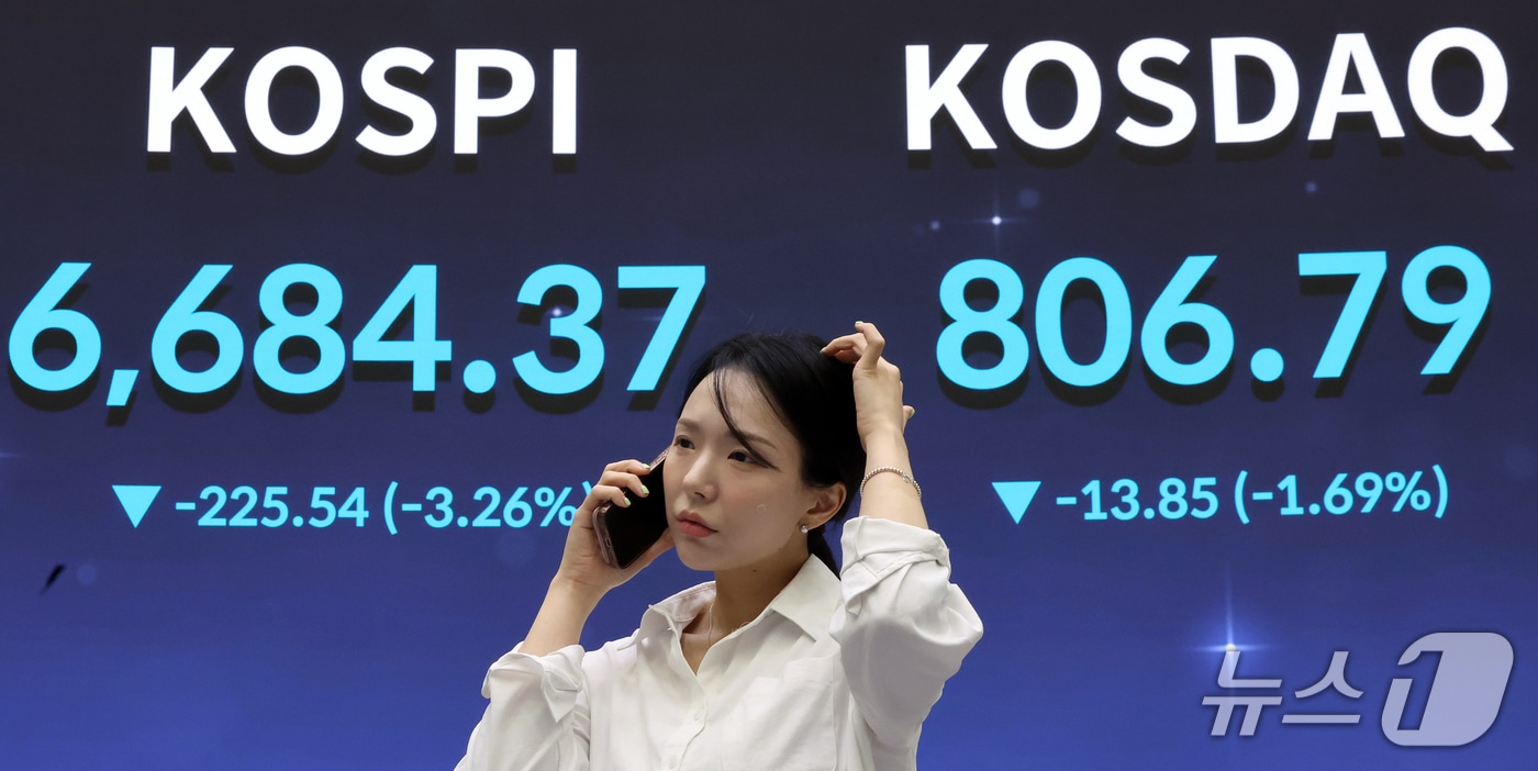 14일 오후 서울 여의도 한국거래소 전광판에 증시 시황이 표시되고 있다. 2026.9.14 ⓒ 뉴스1 김진환 기자