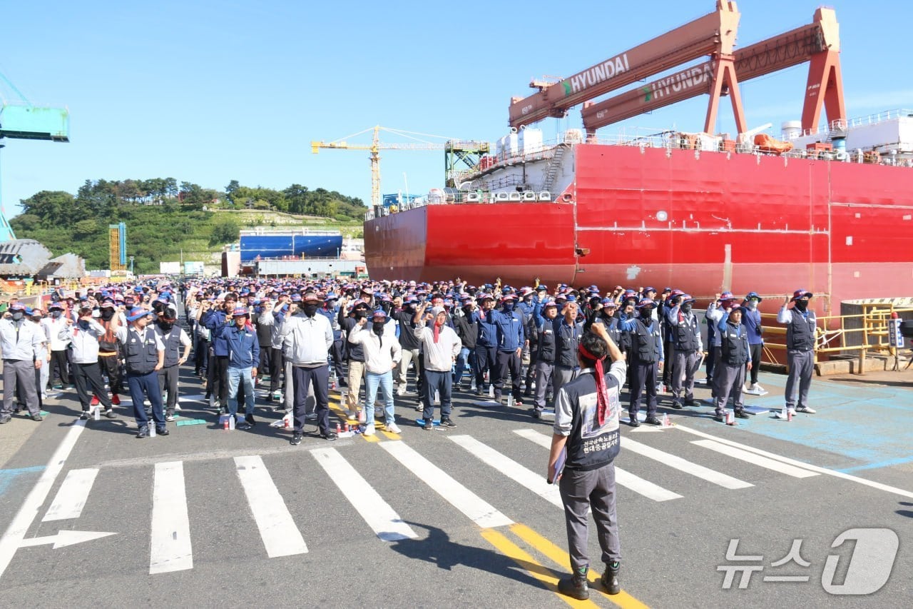 지난 11일 현대중공업 노조 조합원들이 울산조선소에서 파업 집회를 하고 있다. (현대중 노조 제공. 재판매 및 DB 금지) /뉴스1