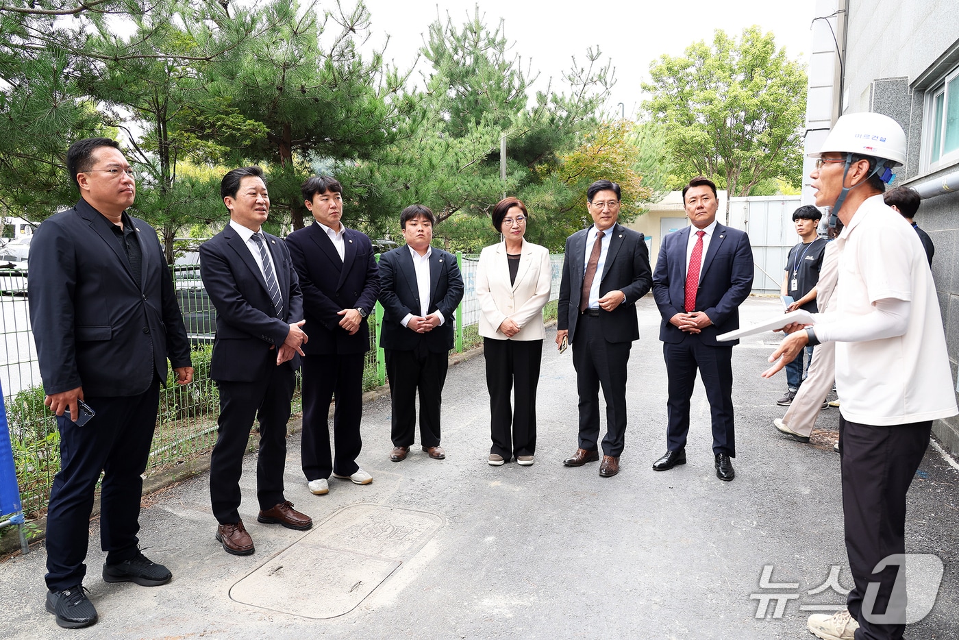 대전시 유성구의회 사회도시위원회 위원들이 현장 점검을 하고 있다.(유성구의회 제공. 재판매 및 DB 금지)