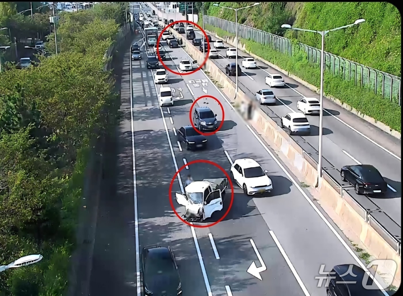 14일 오전 부산 도시고속도로 번영로에서 발생한 차량 10대 연쇄 추돌사고 현장.(부산경찰청 제공. 재판매 및 DB금지)