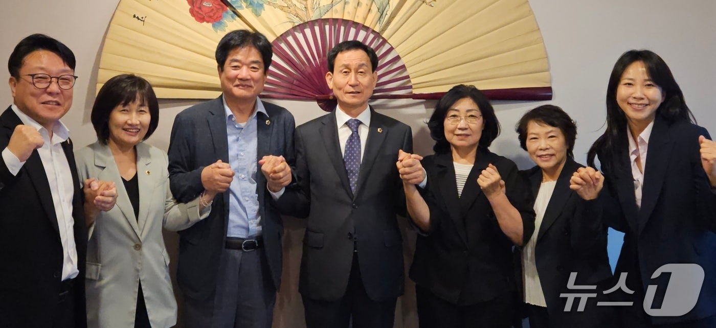 강무길 부산시의회 의장과 더불어민주당 소속 시의원들이 '여야 협치 간담회' 정례 개최에 뜻을 모은 뒤 기념촬영을 하고 있다.(부산시의회 제공. 재판매 및 DB금지)