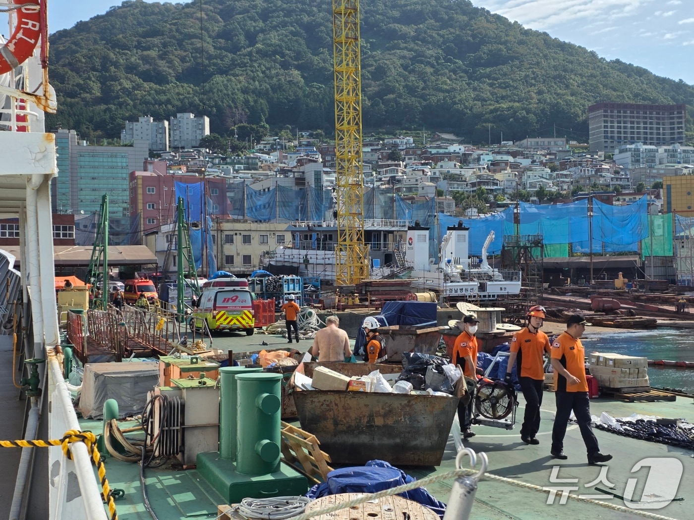 15일 오전 8시 37분쯤 부산 사하구 감천동에 정박한 769t급 러시아 어선에서 프레온 냉매가스가 누출됐다는 신고가 들어와 경찰과 소방 당국이 출동했다. 이번 사고로 러시아 선원 2명이 심정지 되는 등 인명피해가 발생했다. (부산재난소방본부 제공. 재판매 및 DB 금지)