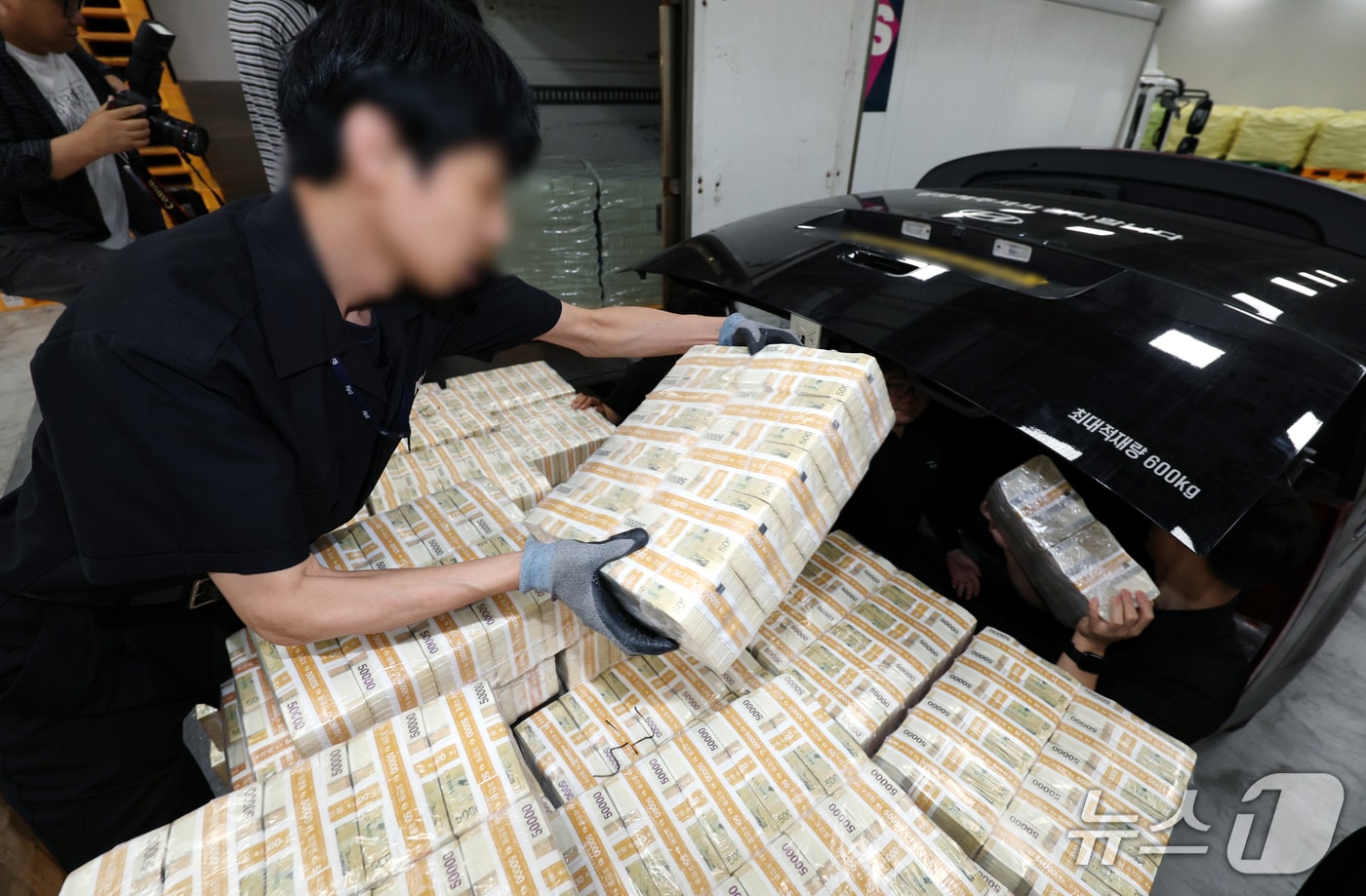 올해 추석 대구·경북지역의 화폐공급량이 지난해보다 감소한 것으로 나타났다. 사진은 지난 15일 오전 서울 중구 한국은행 화폐수납장에서 현금 운송 관계자들이 시중은행에 공급될 추석 자금 방출 작업 모습. 2026.9.15 ⓒ 뉴스1 사진공동취재단