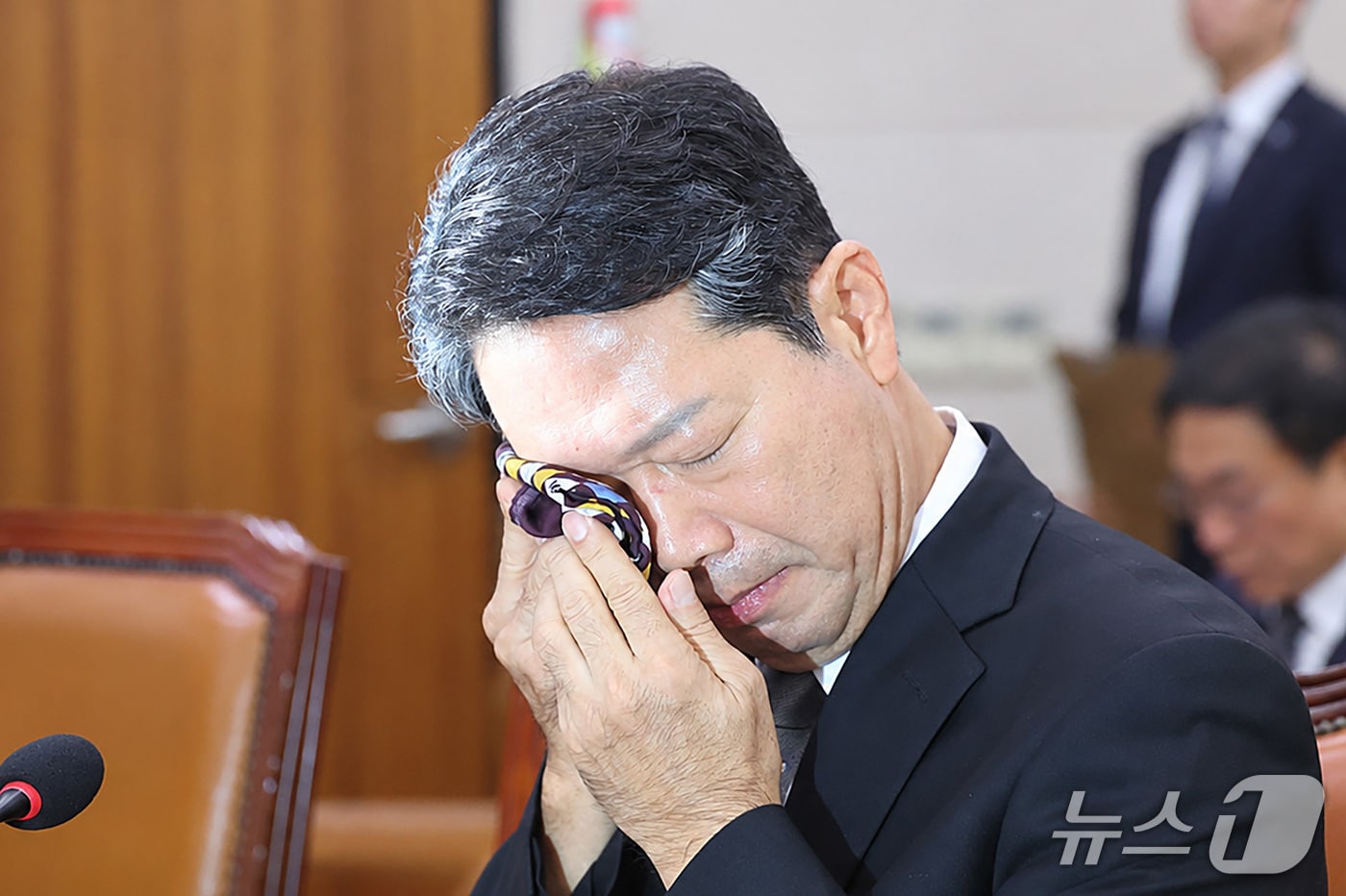 김승원 법무부 장관 후보자가 15일 서울 여의도 국회 법제사법위원회에서 열린 인사청문회에서 발언하며 손수건으로 눈가를 닦고 있다. 2026.9.15 ⓒ 뉴스1 신웅수 기자