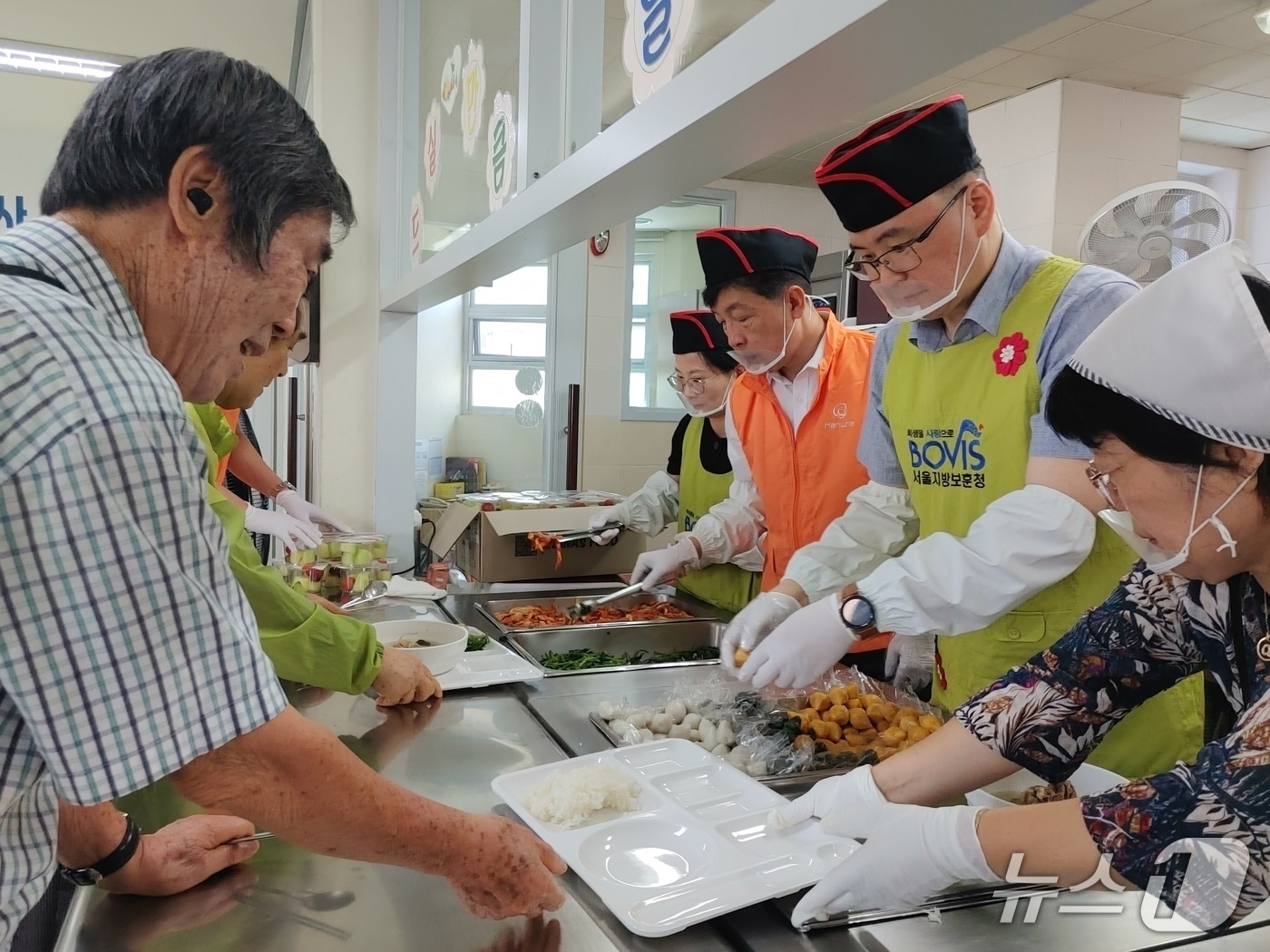 서울지방보훈청은 한화시스템과 추석 명절을 앞두고 15일 서울 중구보훈회관에서 국가유공자에게 식사를 대접하고 추석 선물을 전하는 '정성 가득 보훈 한상' 행사를 열었다. 2026.9.15./ⓒ 뉴스1(서울지방보훈청 제공)