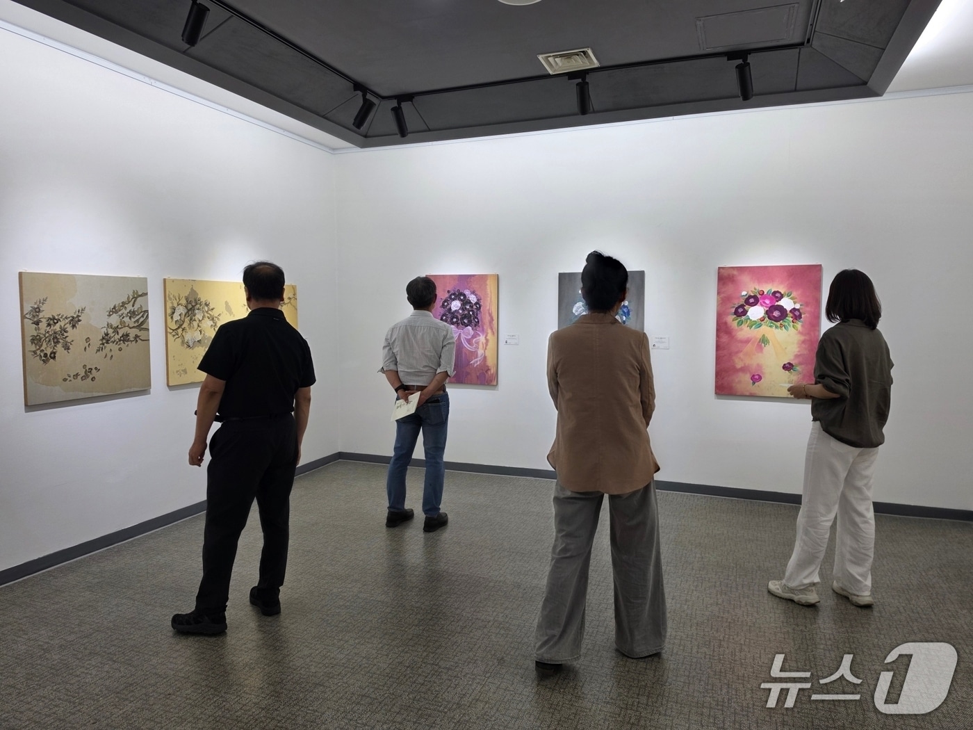 만화특별전 '동백, 기업을 품다' 전시 모습.(전남광주통합특별시 제공. 재판매 및 DB 금지) 2026.9.15/뉴스1