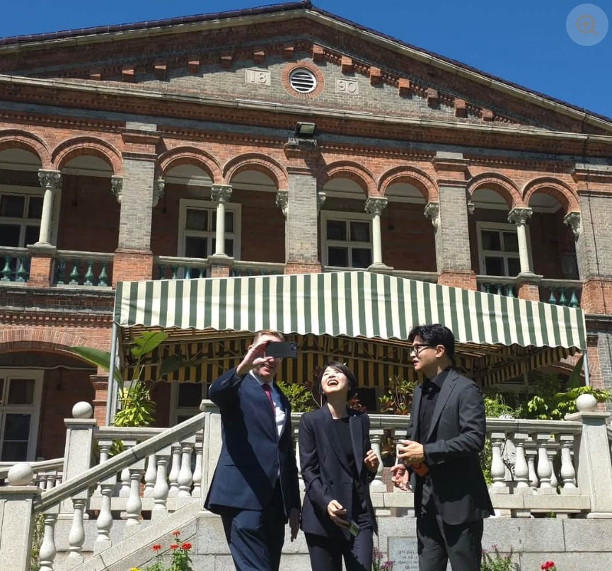  15일 낮 국회 외교통상위원회 위원인 무소속 한동훈 의원이 콜린 크룩스 주한 영국대사와 오찬에 앞서 국민의힘 친한계인 한지아 의원과 서울 중구 영국대사관저 앞에서 기념촬영을 하고 있다. (SNS 갈무리· 재판매 및 DB 금지) ⓒ 뉴스1 