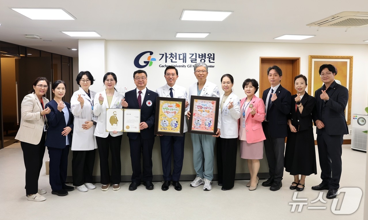 이정우 인천혈액원 원장(왼쪽 다섯 번째) 등 혈액원 관계자들이 14일 가천대 길병원을 방문해 김우경 병원장(왼쪽 여섯 번째)에게 감사장을 전달하고 임직원들이 완성한 헌혈 퍼즐 액자를 전달하고 있다. (가천대 길병원 제공.재판매 및 DB금지) /뉴스1