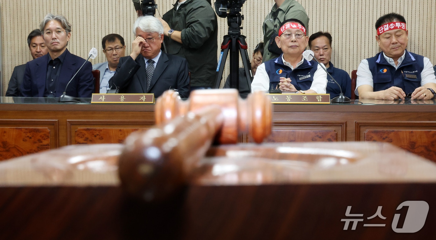김정환 서울시버스사업조합 이사장과 박점곤 서울시버스노동조합 위원장이 15일 오후 서울 영등포구 서울지방노동위원회에서 열린 제2차 조정회의에 참석해 자리에 앉아 있다. 2026.9.15 ⓒ 뉴스1 김진환 기자