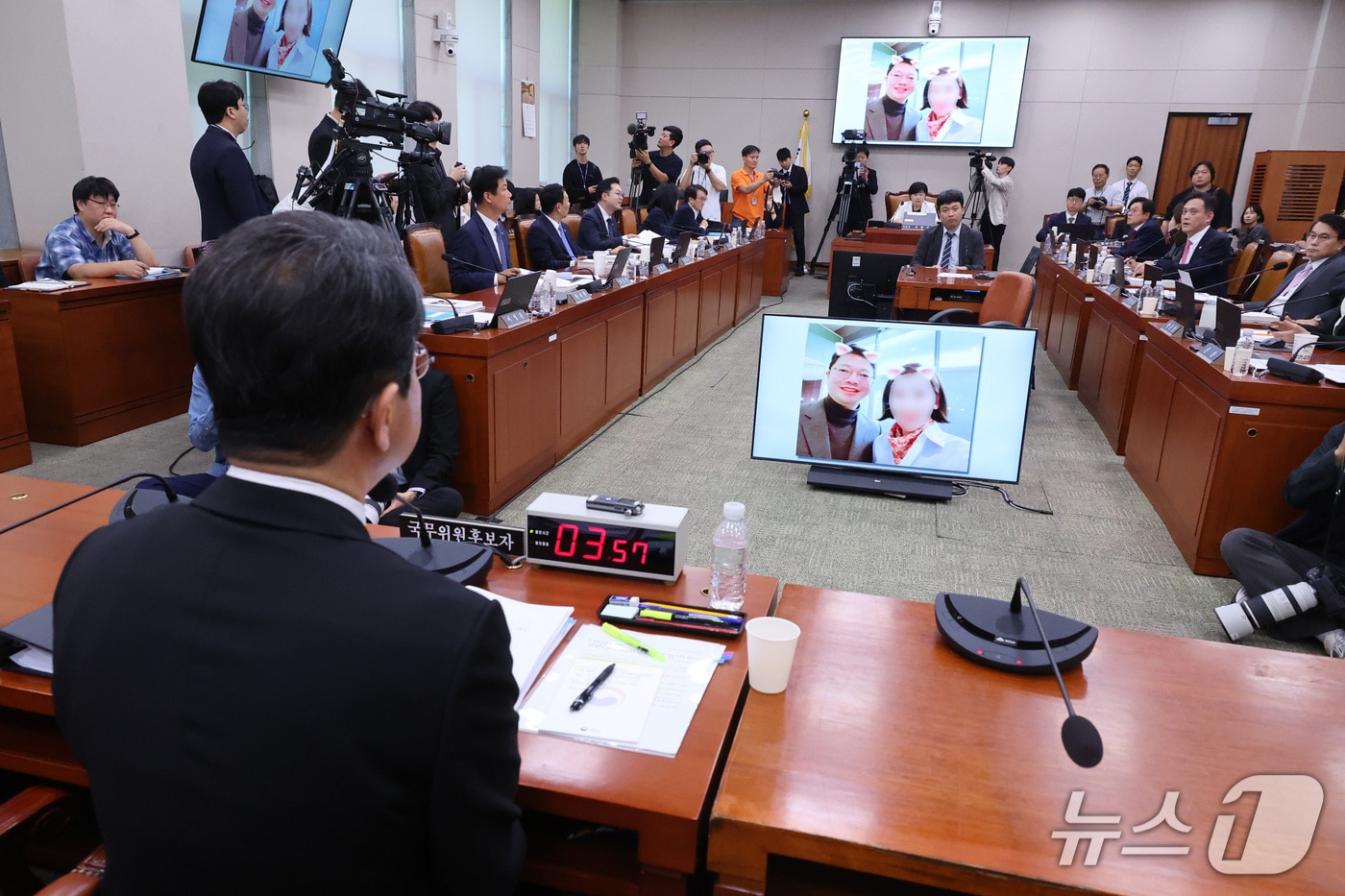 Deepening Political Conflict Between Representative Park Jie-won and Representative Joo Jin-woo