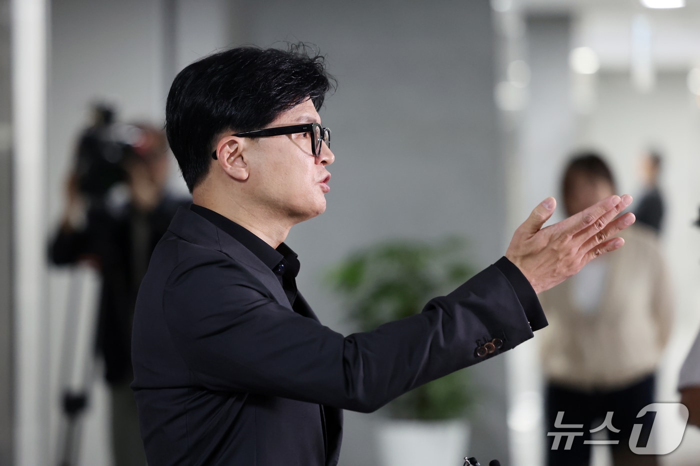 한동훈 무소속 의원이 15일 오후 서울 여의도 국회 의원회관에서 김승원 법무부 장관 후보자와 김민석 더불어민주당 대표 등과 관련한 현안 브리핑을 하고 있다. 2026.9.15 ⓒ 뉴스1 황기선 기자