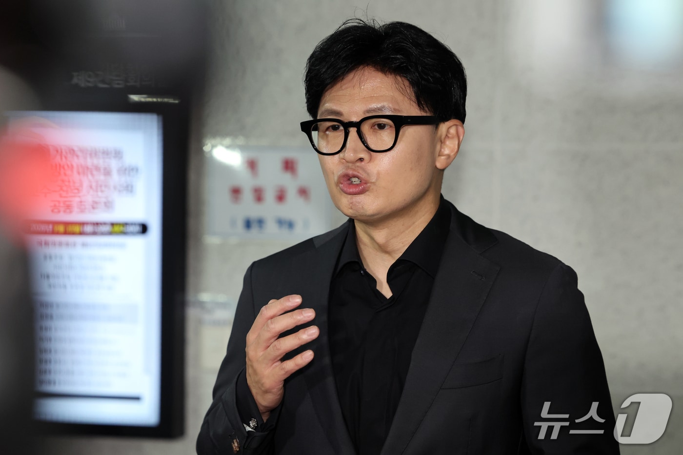 한동훈 무소속 의원이 15일 오후 서울 여의도 국회 의원회관에서 김승원 법무부 장관 후보자와 김민석 더불어민주당 대표 등과 관련한 현안 브리핑을 하고 있다. 2026.9.15 ⓒ 뉴스1 황기선 기자