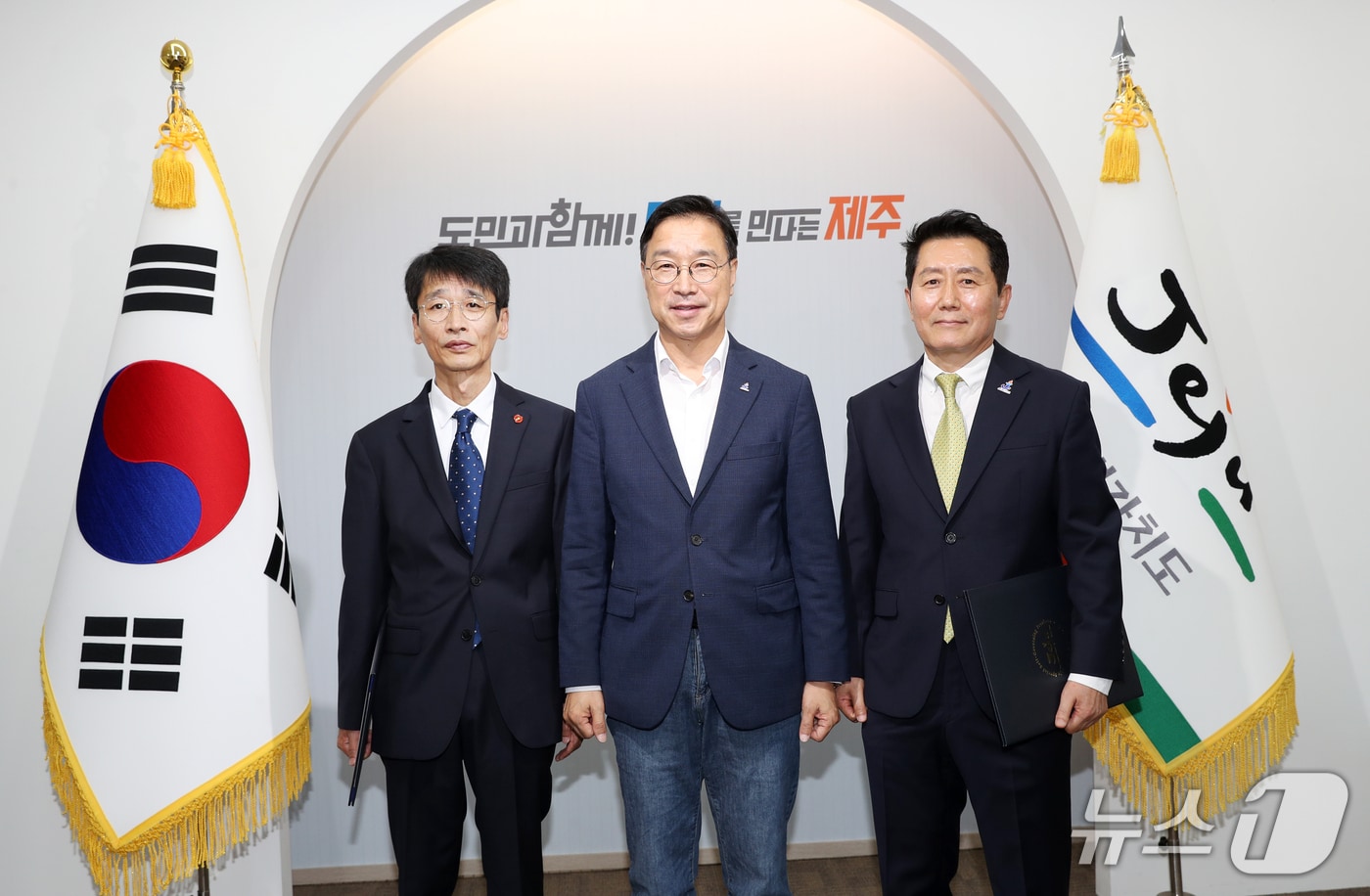 위성곤 제주특별자치도지사(가운데)와 강철준 중앙협력본부장(오른쪽), 부남철 대변인(왼쪽).(제주특별자치도 제공, 재판매 및 DB 금지)