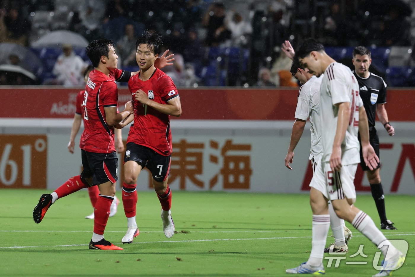 15일 오후 일본 나고야 미즈호 파크 럭비 필드에서 열린 2026 아이치·나고야 아시안게임 남자축구 D조 예선 대한민국과 카타르의 경기, 엄지성이 세 번째 골을 넣고 동료들과 기뻐하고 있다. 2026.9.15 ⓒ 뉴스1 안은나 기자