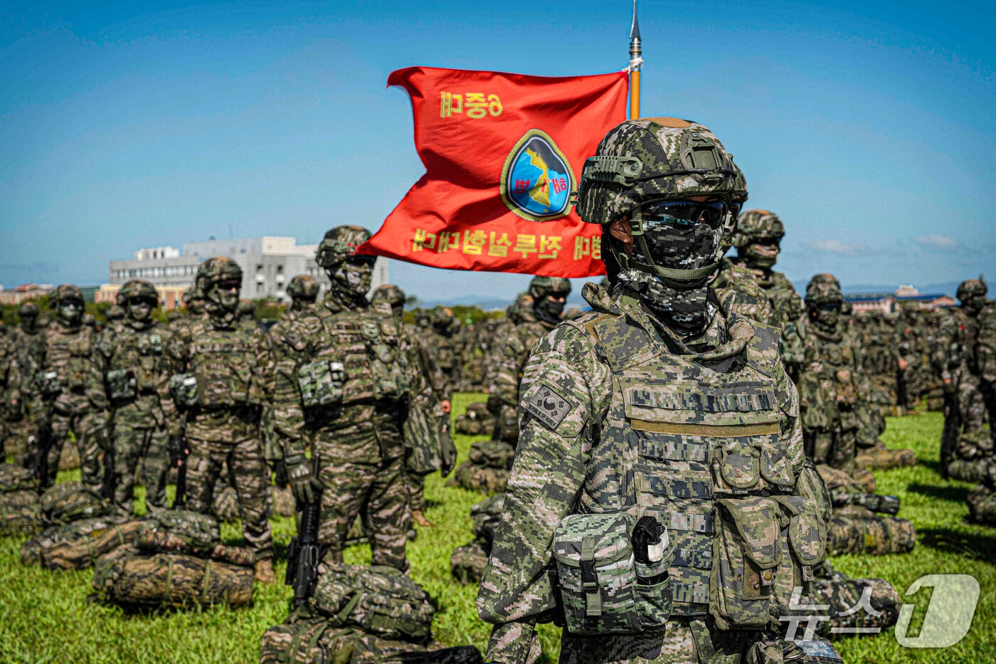 해군·해병대는 10일부터 19일까지 경북 포항 일대에서 '26년 사단급 합동상륙훈련을 실시하고 있다고 16일 밝혔다. 사진은 지난 8일 훈련에 참가하는 장병들이 해병대 1사단 전투연병장에서 출전태세점검을 받고 있는 모습. (해군 제공, 재판매 및 DB 금지) 2026.9.16 ⓒ 뉴스1
