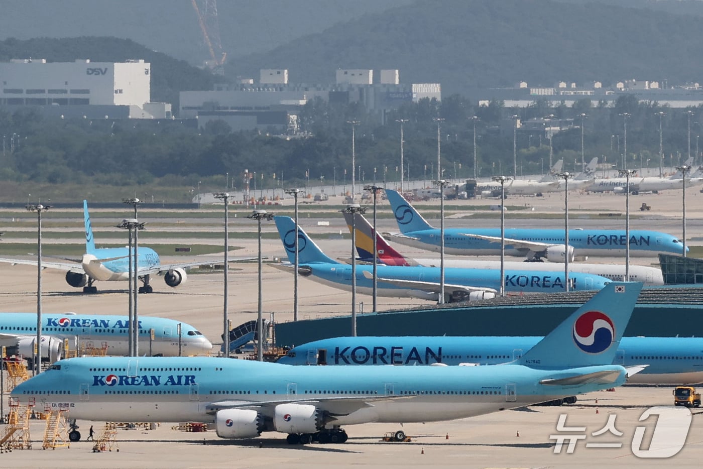 16일 인천국제공항 계류장에 대한항공과 아시아나항공 여객기가 주기되어 있다. 2026.9.16 ⓒ 뉴스1 이광호 기자
