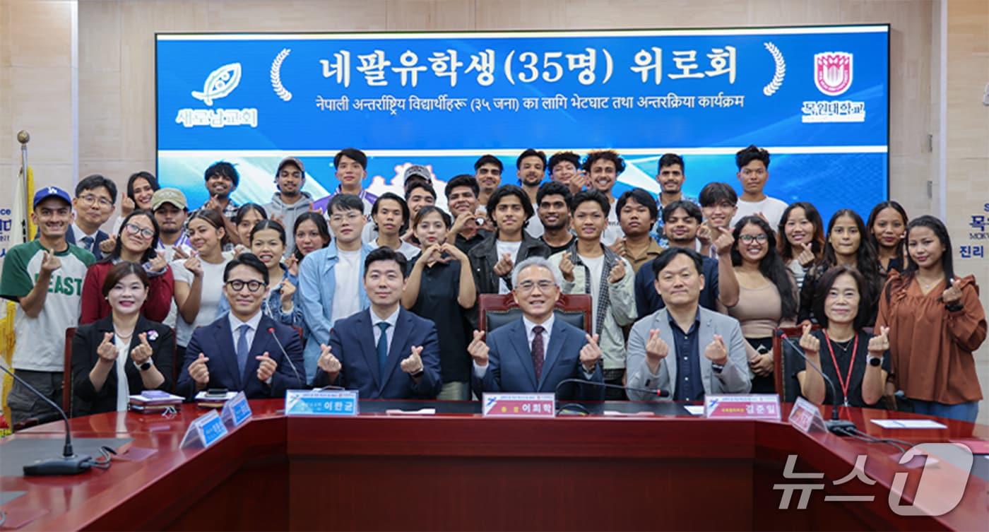 대전 새로남교회가 네팔 유학생들의 안정적인 유학 생활과 학업을 돕기 위해 목원대학교에 1000만원의 장학금을 전달했다. (목원대 제공. 재판매 및 DB금지) /뉴스1