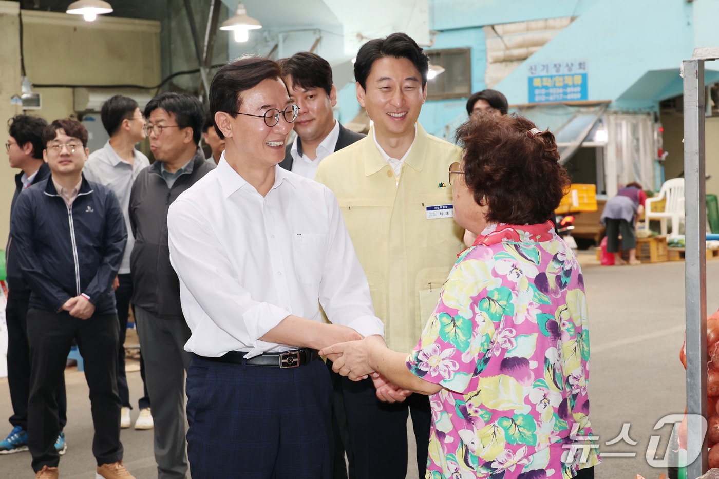 전재수 부산시장이 16일 사상구 부산새벽시장에서 한 상인의 손을 잡고 이야기를 나누고 있다. 2026.9.16(부산시 제공. 재판매 및 DB 금지)/뉴스1